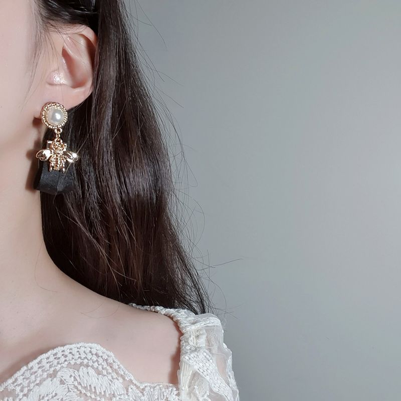 Classic Bee and Ribbon Piercing - Black