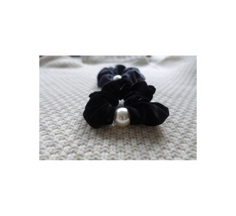 Bell pearl scrunchie (2C)