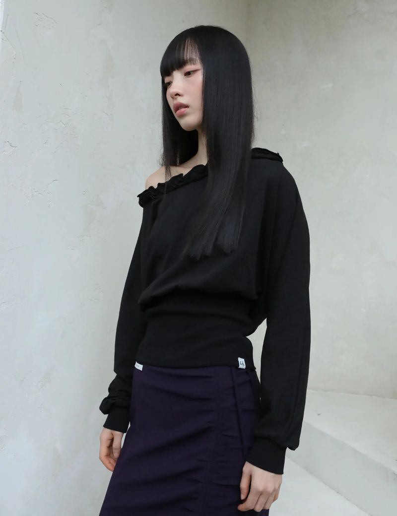 OFF-SHOULDER RUFFLE TOP(BLACK)