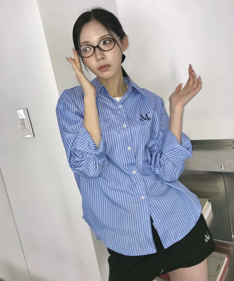 MUCENT（ムセント）の「BONA シグネチャーストライプシャツ（3色）（トップス）」