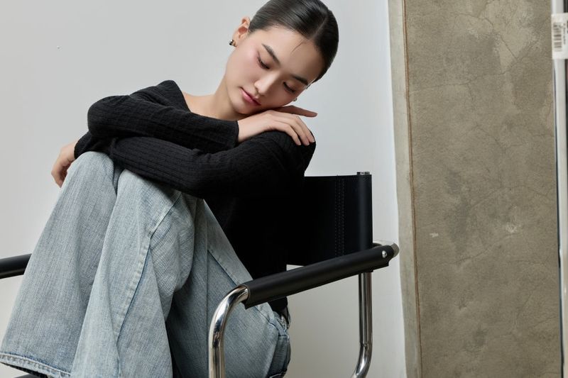 Cowl-neck Open Shoulder Tee_Black