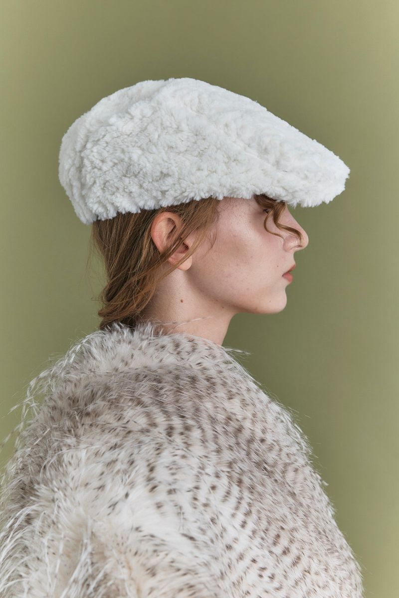 FLAT CAP IN CREAM FUR PASTRY