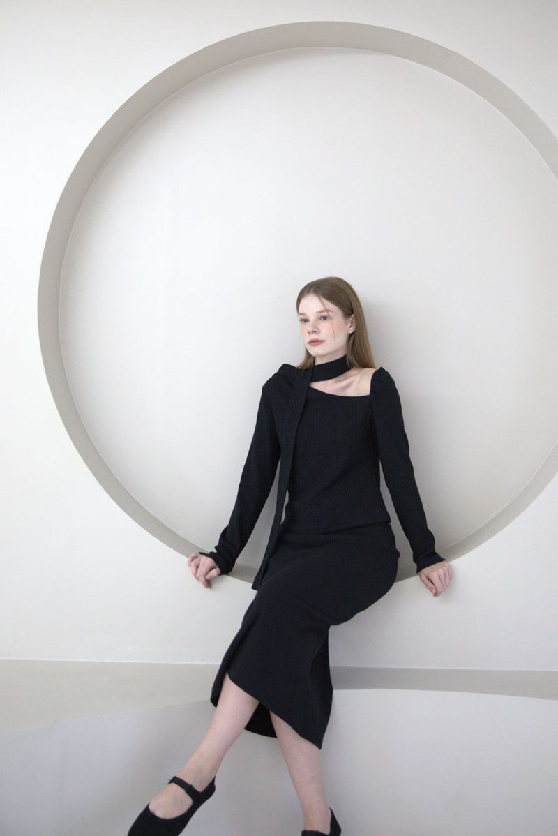 cattline（カトリーヌ）の「Unbalanced Muffler Knit Black（Tops）」