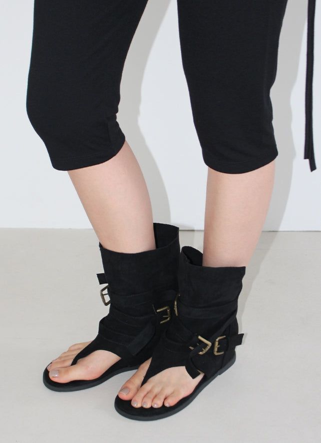 HIGH-NECK SLEEVELESS SHIRT