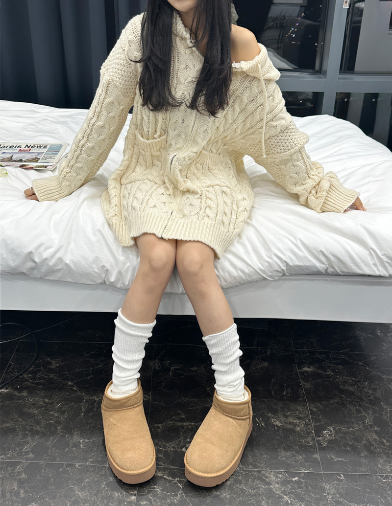CCORTTI（コルッティ）の「(KNIT DRESS + ZIP-UP) SOFT BIG HOOD BOXY LOOSE-FIT 2-WAY BIG CABLE HOOD KNIT ZIP-UP - 2 COLOR（Tops）」