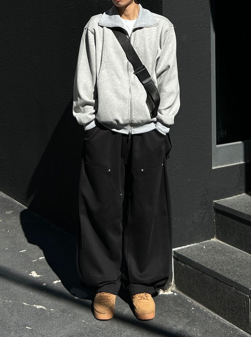 WET DOUBLE KNEE RIVET SWEAT PANTS