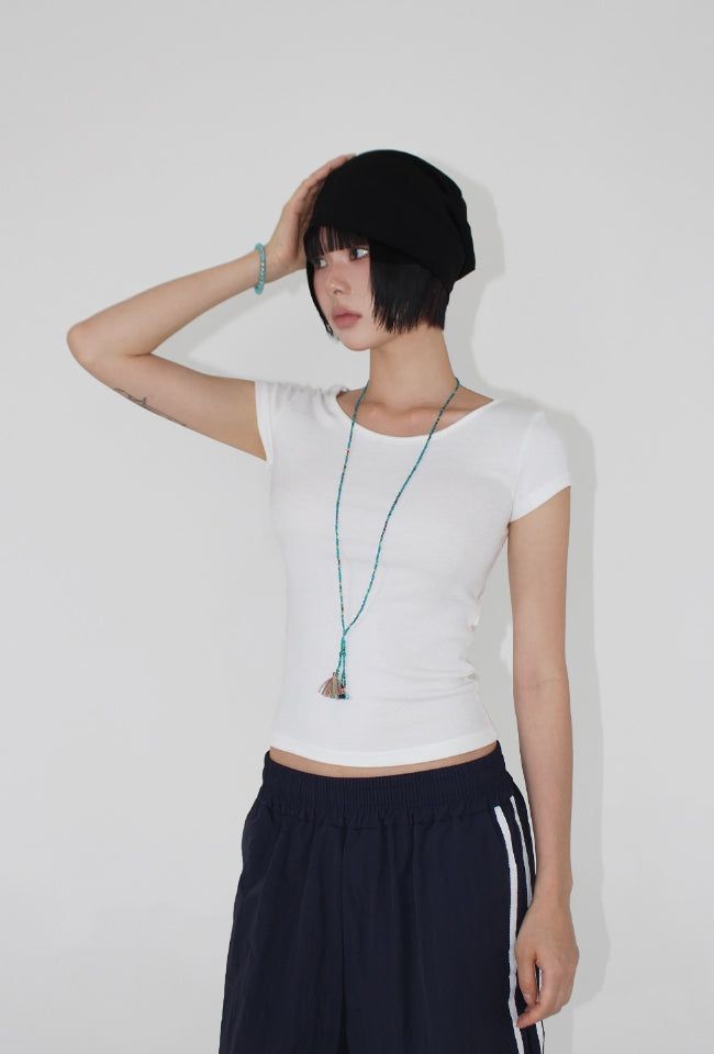 AAKE(アケ)の「BACK BUTTON SLIT TEE(Tops)」