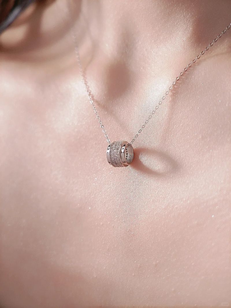 Simple yet exquisite wheel necklace