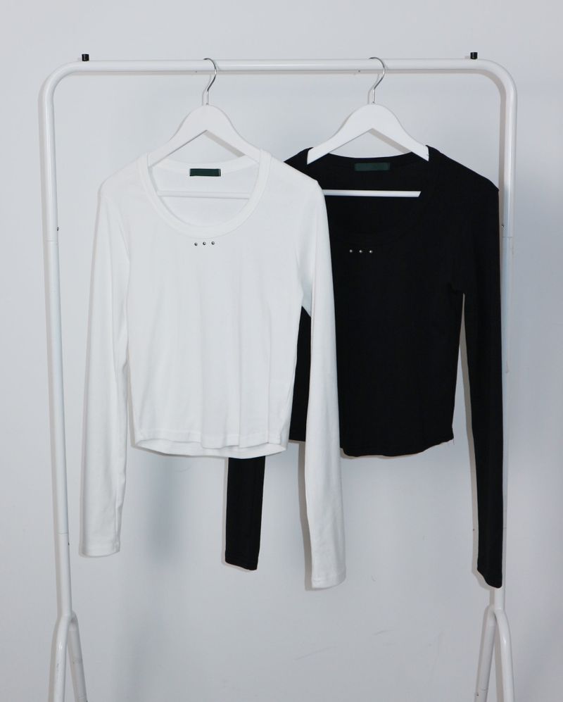 open stud U-neck round long-sleeved T-shirt