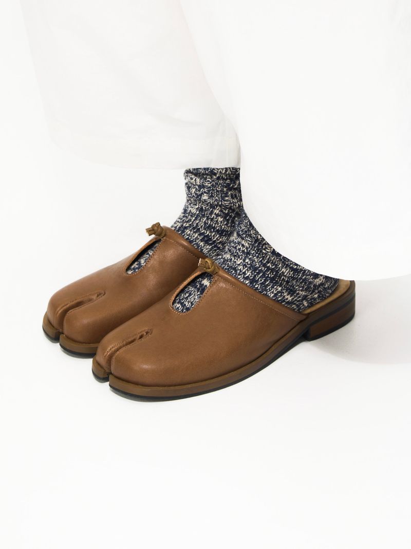 6CRAYON(シックスクレヨン)の「6CRAYON Brown Cow Leather Mule Slides with Tabi Split Toe Cutout & Knot Embellishment(Shoes)」