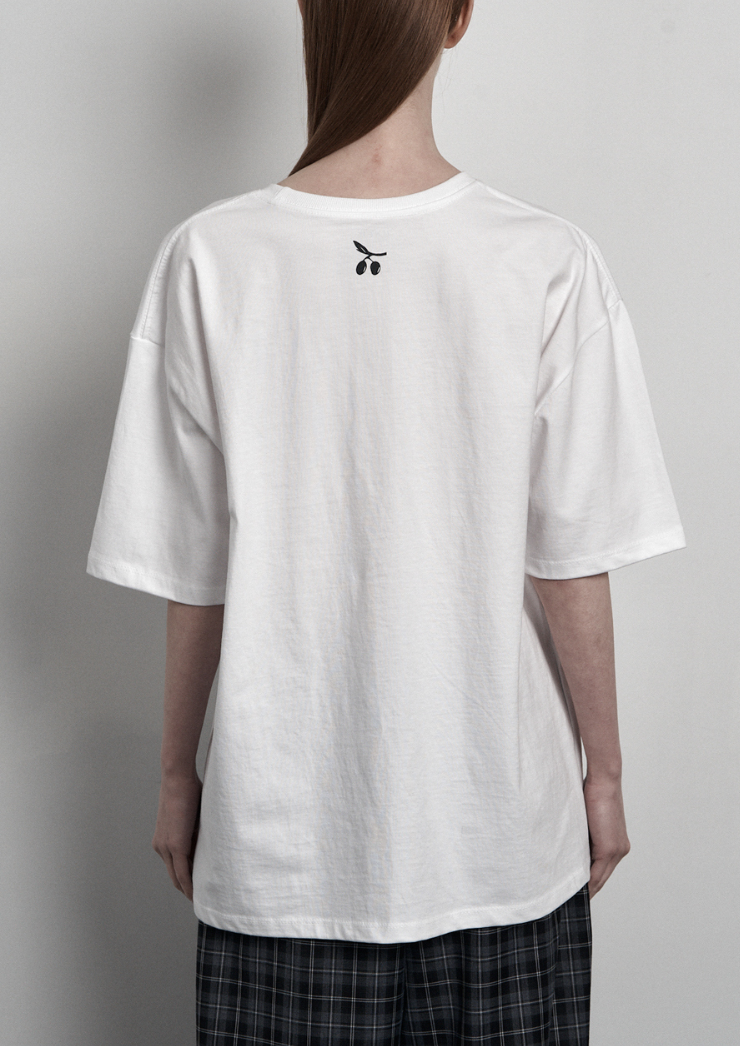 [mnem] olive print oversized t-shirt (white)