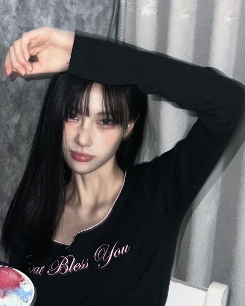ITZAVIBE（イッザバイブ）の「キャットブレスリボン長袖Tシャツ - BLACK（トップス）」