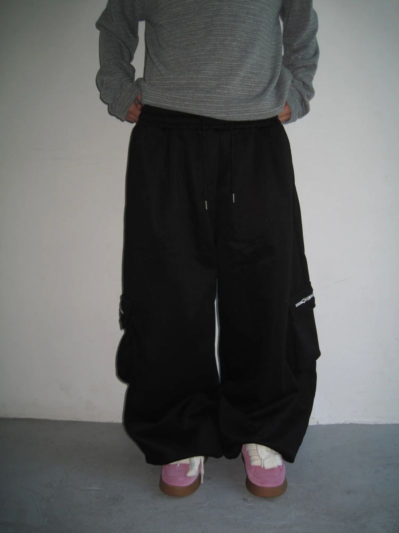Mokey（モーキー）の「[UNISEX] ジッパーカーゴワイドスウェットパンツ (2 Colors)（パンツ）」