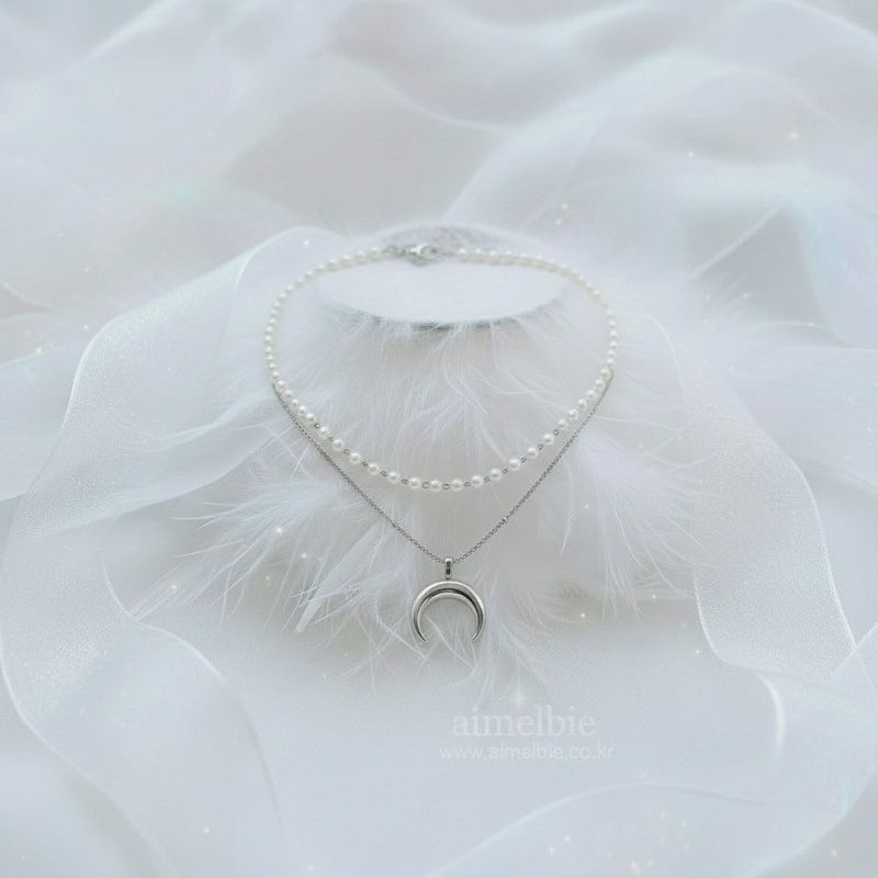 [Anti-tarnish/IDLE Shuhua Necklace] Upside Down Crescent Moon Pearl Layered Necklace - Silver