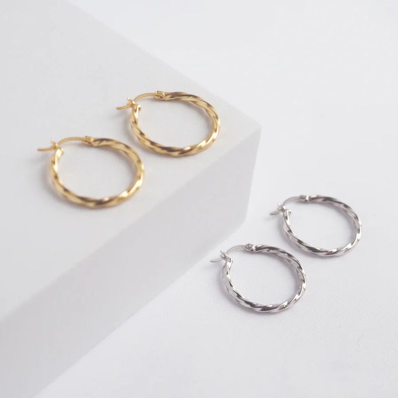 éclater（エクラテ）の「ズリツイストフープピアス（アクセサリー）」