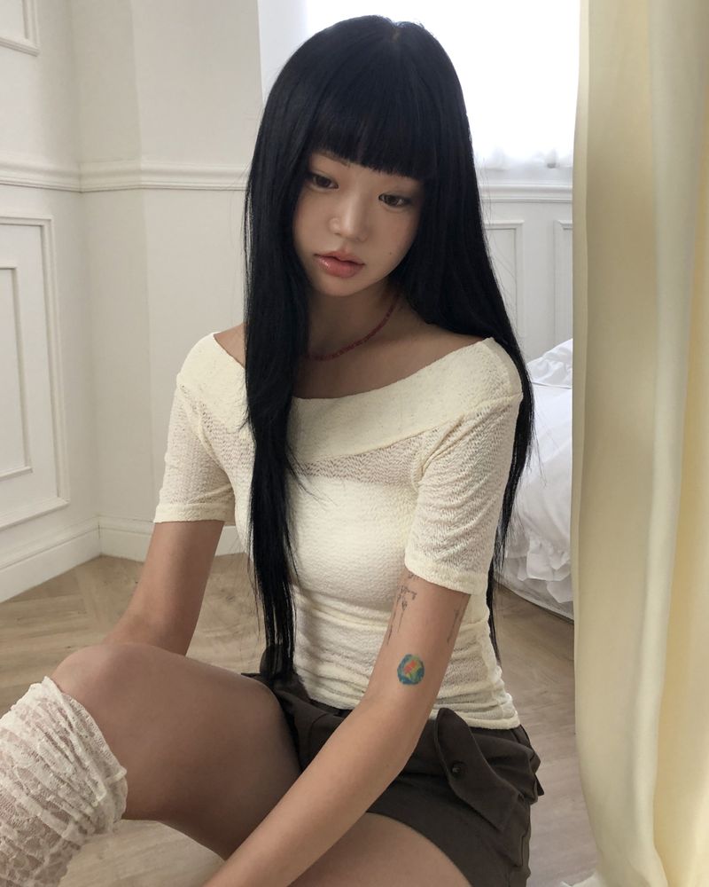 WONDER WONDER（ワンダーワンダー）の「Huben Off-Shoulder Short Sleeve T-Shirt（Tops）」