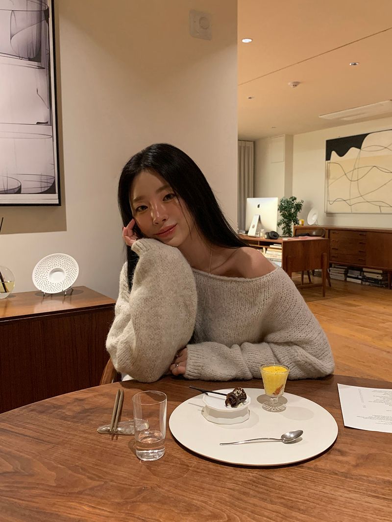 [MADE] ELLEN WOOL UNBALANCED OFF-SHOULDER KNIT