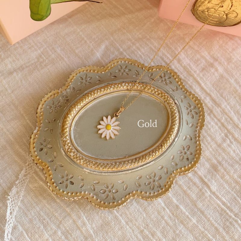 Jeanne Daisy Necklace