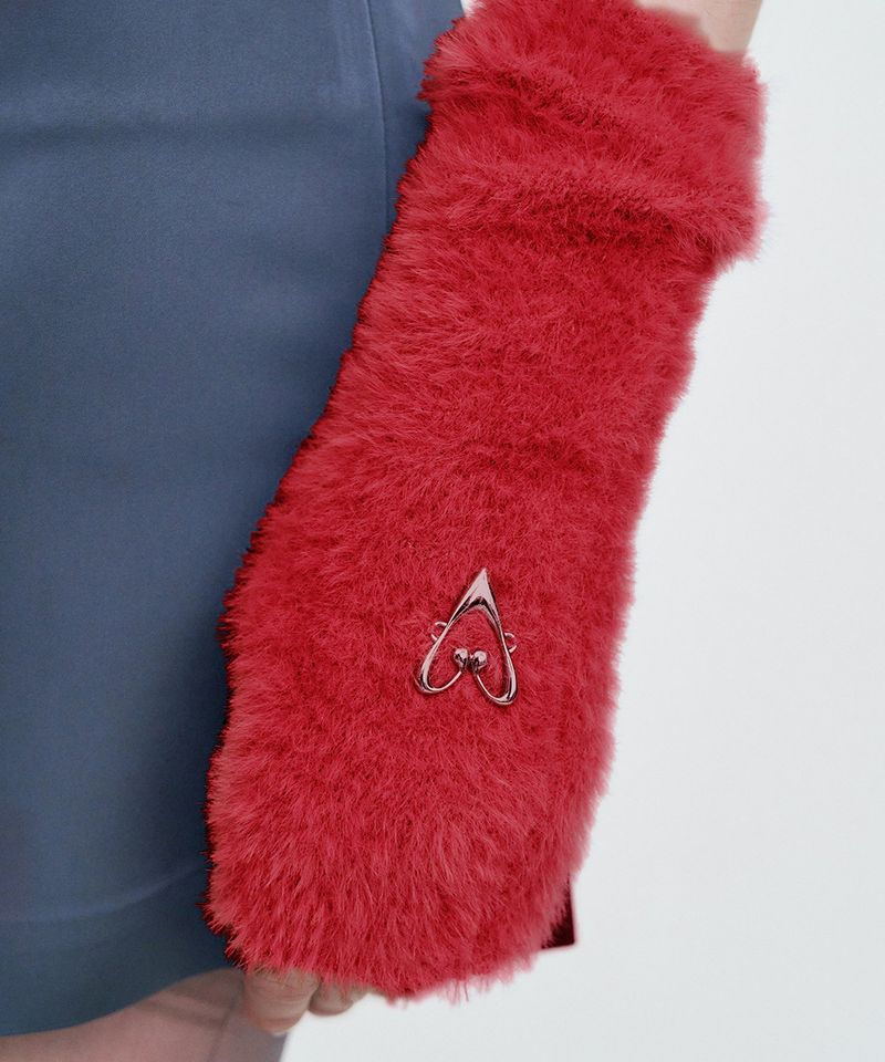 KIMZISU（キムジス）の「Metal Logo Fur Hand Warmer _ RED（Fashion Accessories）」