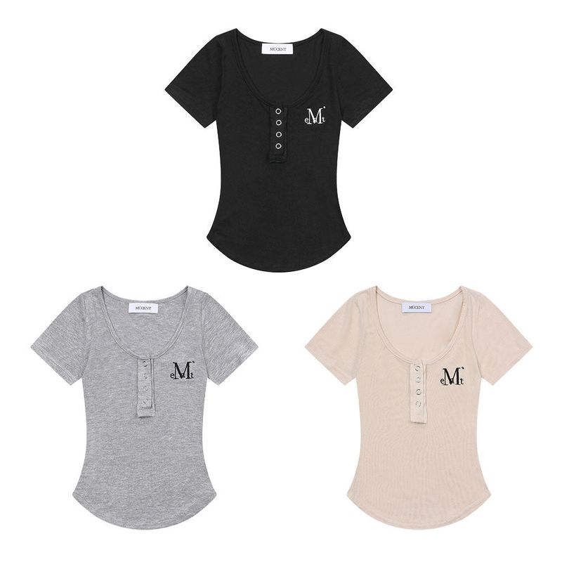MUCENT（ムセント）の「ハリングシグネチャーロゴスナップボタンUネックハーフT (3COLOR)（トップス）」