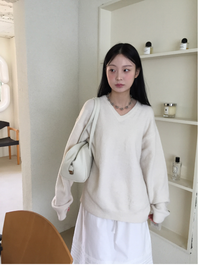 howu（ハウユ）の「ラウオーバーフィットVネックウールニット（4c）（Tops）」