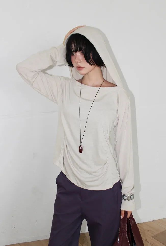 AAKE(アケ)の「BOAT-NECK SHIRRING HOOD TOP(Tops)」