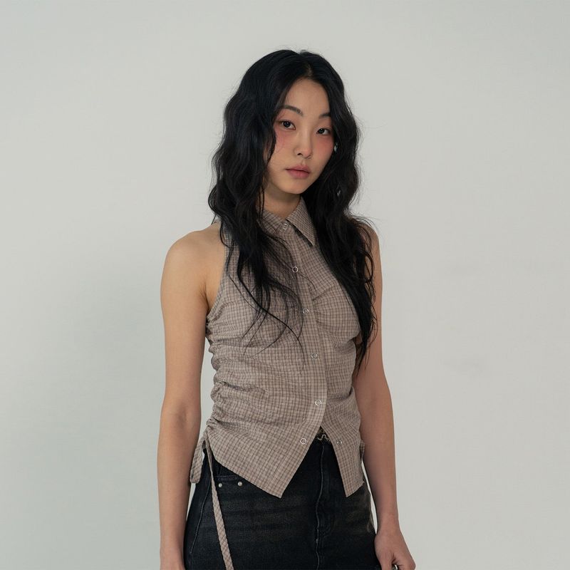 ZIZEMUSEUM（ジゼミュージアム）の「SLEEVLESS SHIRRING SHIRTS (BEIGE)（Tops）」