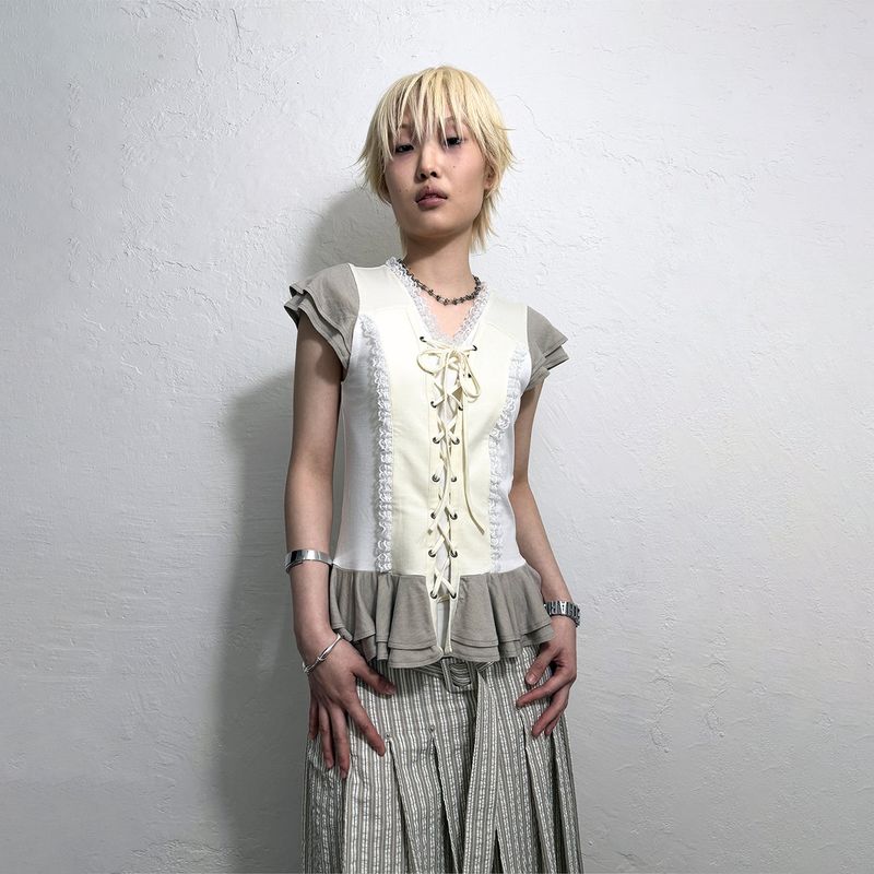 Still Lethardy（スティル レサーディ）の「コルセットフレアTシャツ：ベージュ（トップス）」