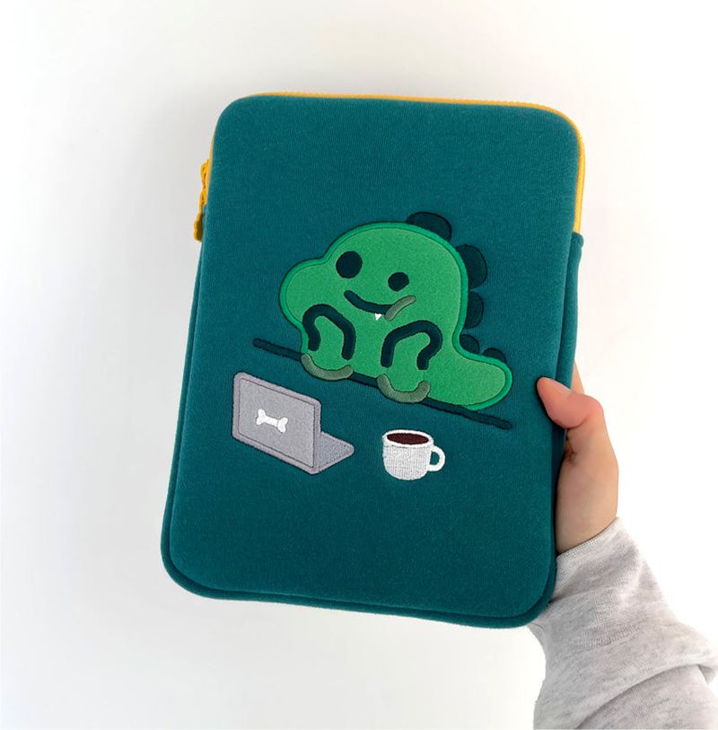 moorugi(モールジ)の「ダイノタブレットポーチ11インチ(スマホグッズ/小物)」