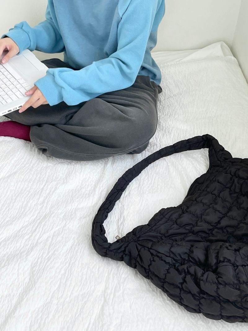 Pompom quilting shoulder bag
