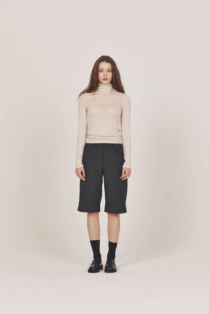 Side-Slit Bermuda pants