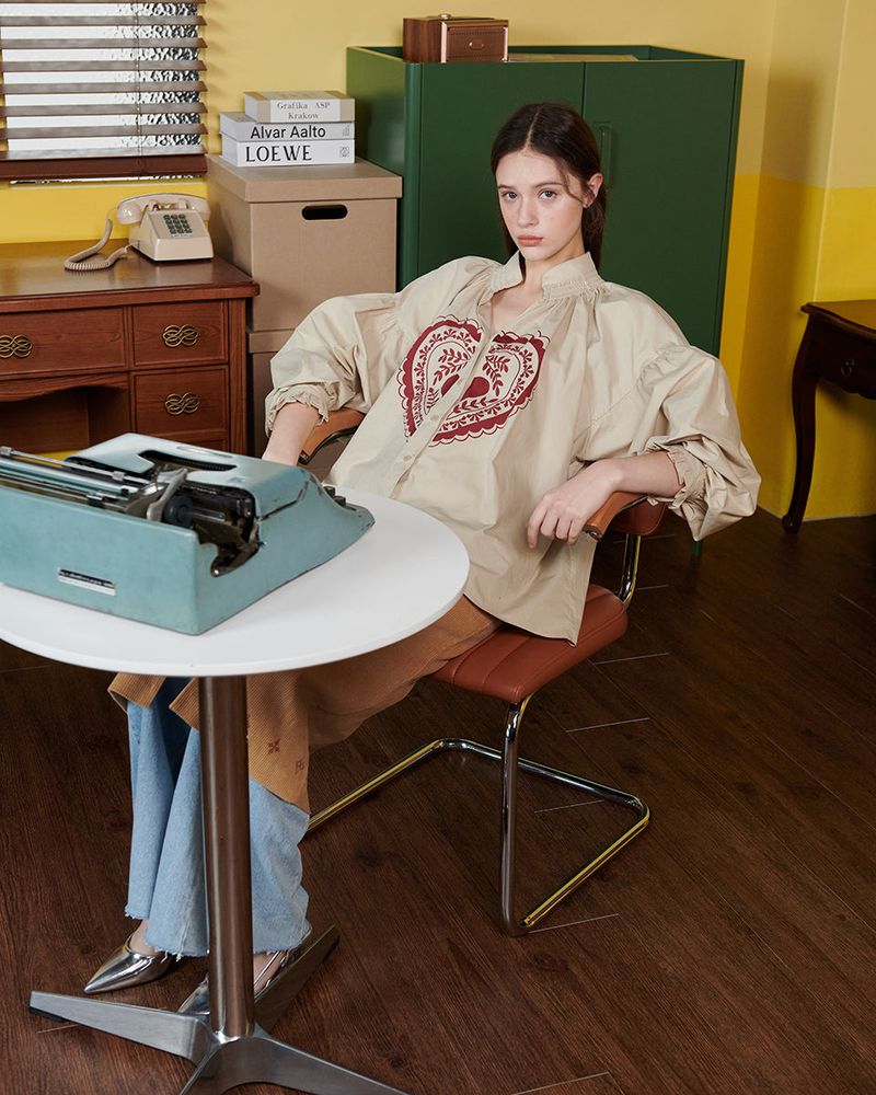 HEART PRINT VOLUME SHIRT [BEIGE]