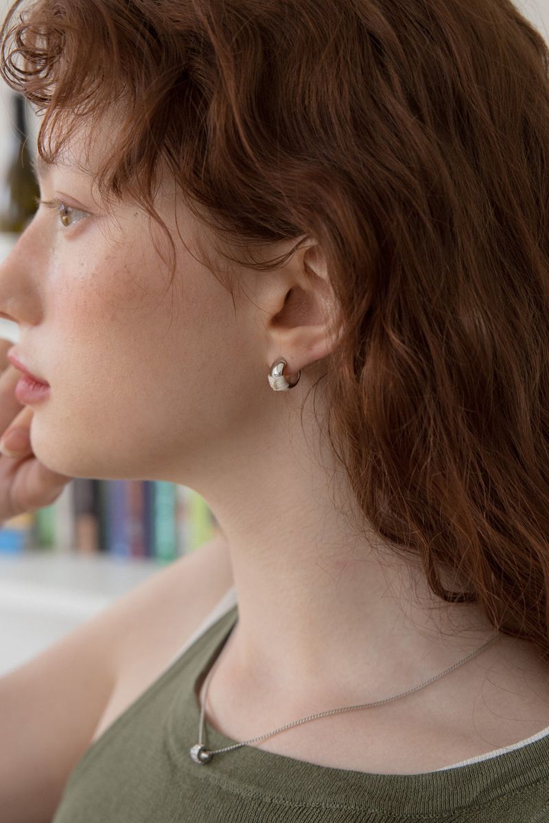 Color point mini curve 'silver' earring (4colors)