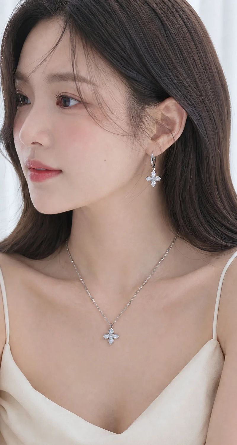 [NMIXX ジウ Necklace] ルナ ブロッサム レイヤード ネックレス - Silver color