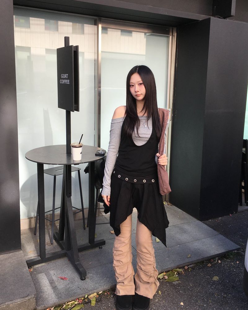 Eyelet flare skirt
