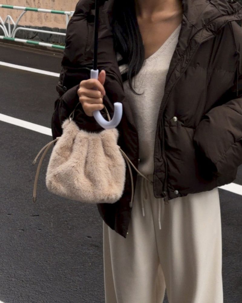 Sne Fur String bag