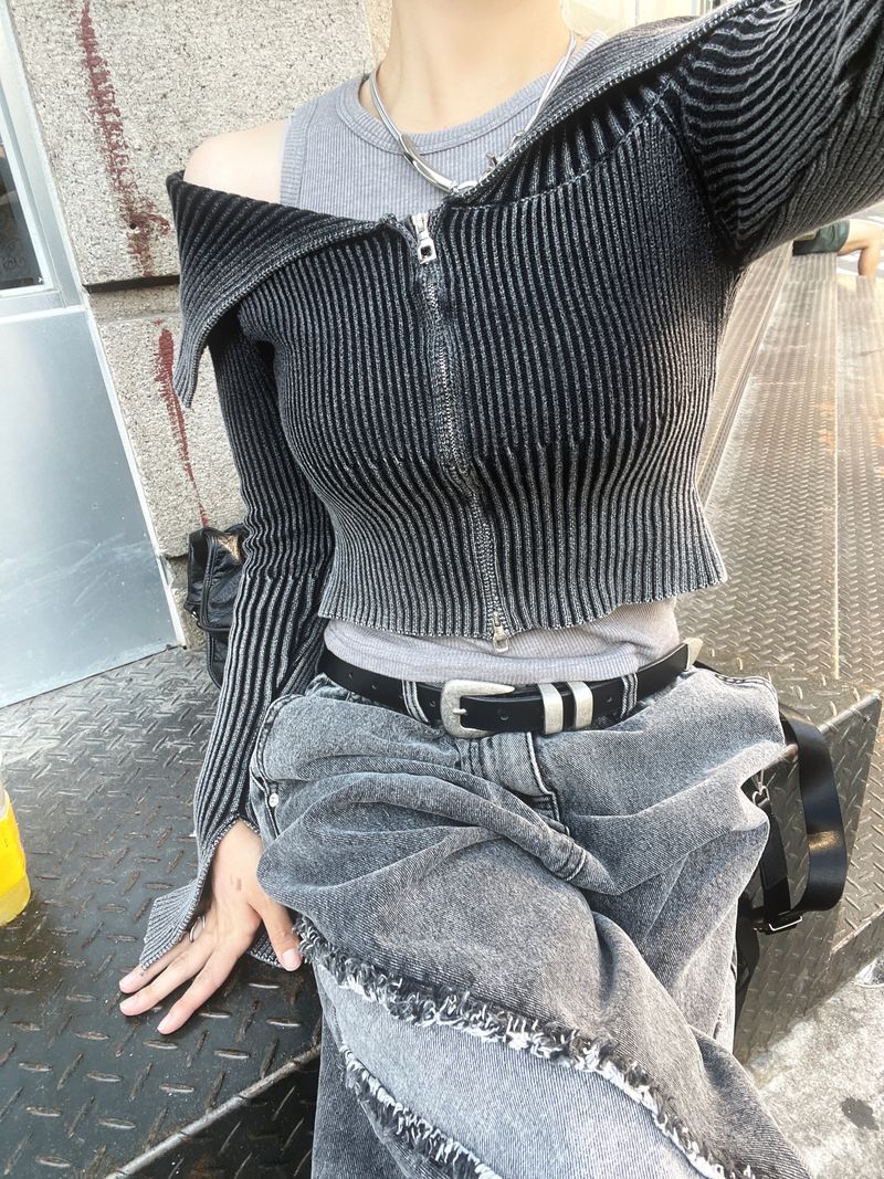 heenytsuki（ヒニツキ）の「grunge washing off-shoulder crop two-way zip-up（Tops）」