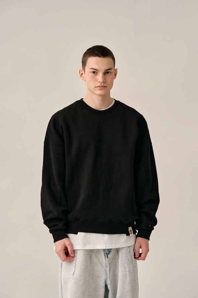 REVERSE PATTERN SWEATSHIRT-BLACK
