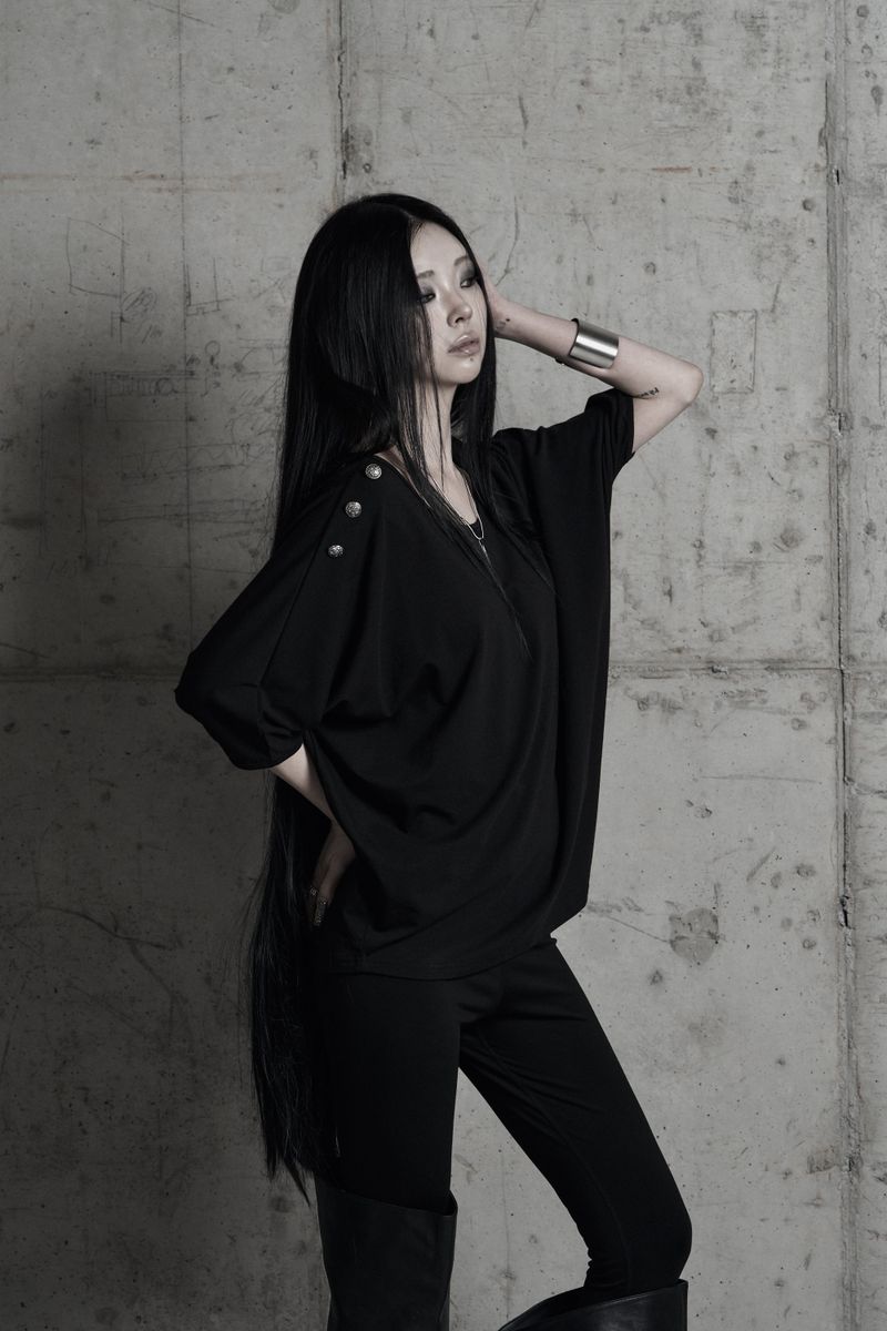 [label] metal button loose drape top BLACK