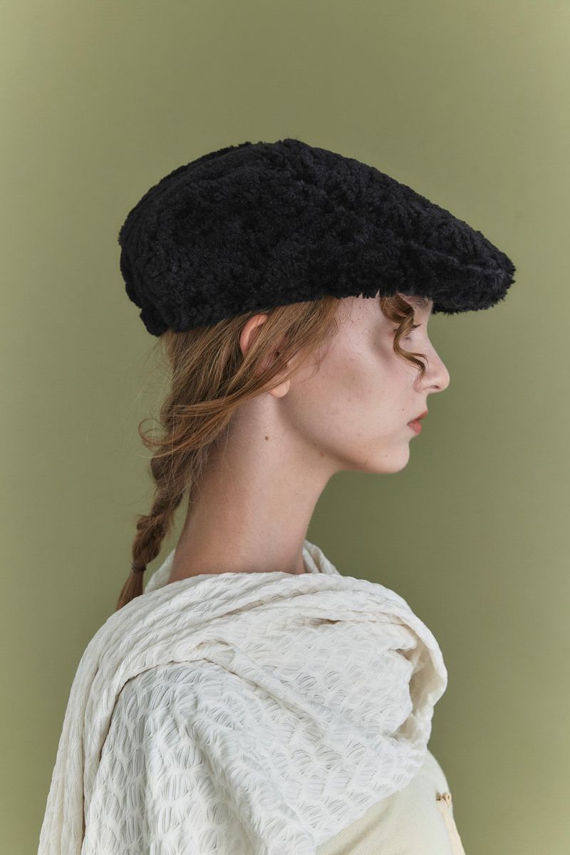 FLAT CAP IN BLACK FUR PASTRY