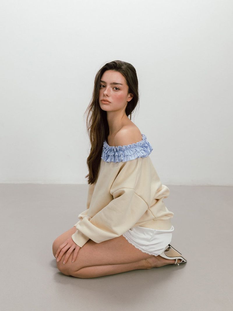 FRILL OFF SHOULDER SWEATSHIRT / BUTTER