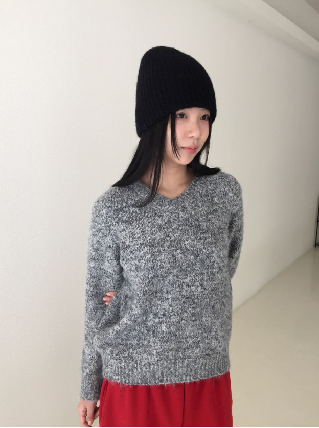 howu（ハウユ）の「ベッチルーズフィットVネックウールニット（3c）（トップス）」
