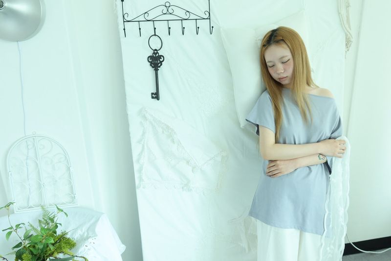 SLOW BUTTON OFF-SHOULDER T-SHIRT