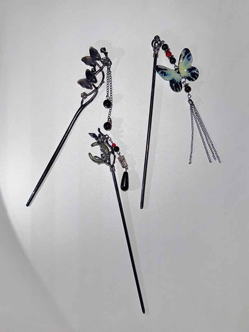 Black goth moon ornamental hairpin