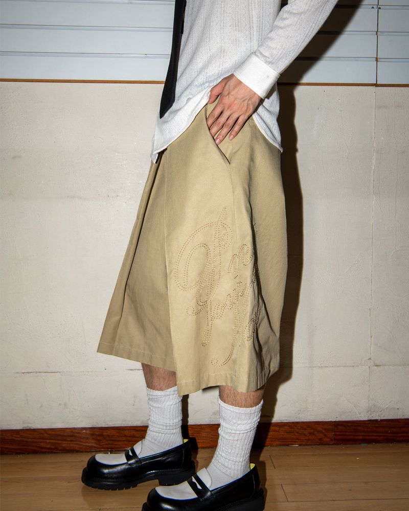 PLEATED BERMUDA SHORTS - BEIGE