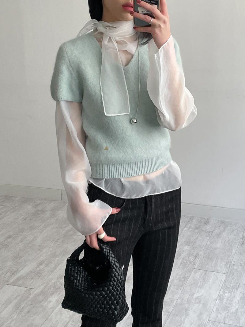 V-neck angora short-sleeved knit