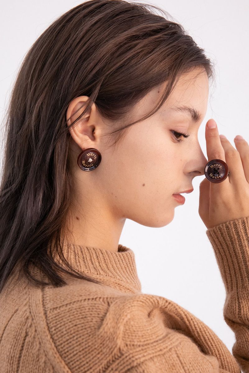 Merry,Motive signature button earring (Wine)