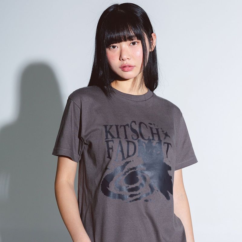 NEWKITSCH(ニューキッチジェネレーション)の「KITSCH CAT JUMPING SHORT SLEEVE (CHARCOAL)(Tops)」