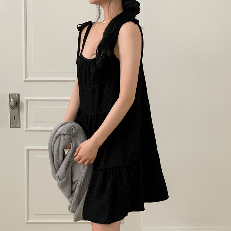 [Adjusting the strap] cancan sleeveless dress