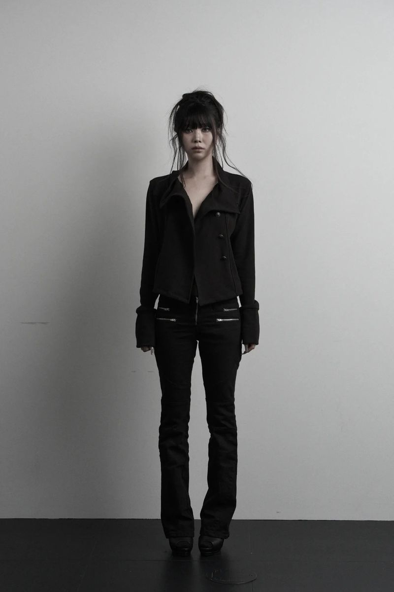 [label] antique emblem high-neck crop jacket (black)